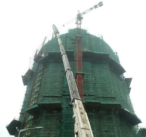 务川仡吊车在工地上作业